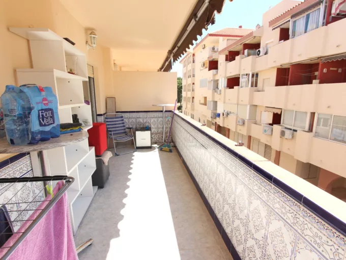 Apartment just 800m from the beaches of Guardamar del Segura. The house has 85m2 divided into three large bedrooms