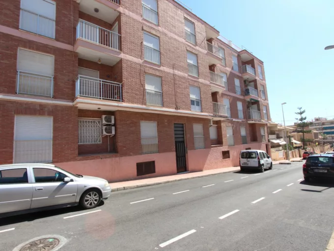 Nice apartment in Guardamar del Segura a few meters from the beaches in the center of town. The house has three large bedrooms