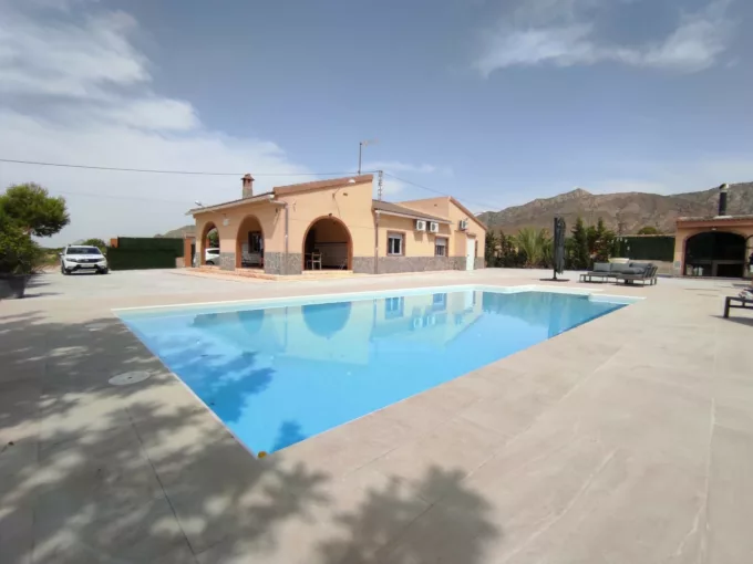 Wonderful independent villa in the Sierra de Albatera. The house has four large bedrooms