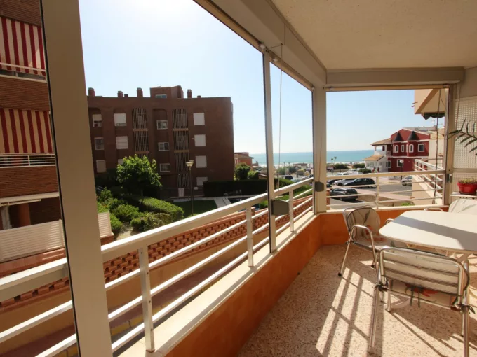 Spectacular apartment just 20 meters from the beach in Guardamar del Segura with privileged views of the sea.- FEATURES -- This spacious apartment has a surface area of 84 m2 distributed in 2 bedrooms
