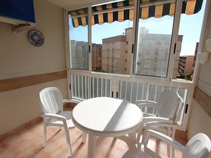 El Moncayo Properties offers for sale this wonderful second floor apartment located and furnished in Guardamar del Segura