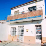 El moncayo properties offers this fantastic ground floor house for sale in the heart of Benijofar.. . This house has 173m2 ready to create the home of your dreams. On the ground floor it has a toilet