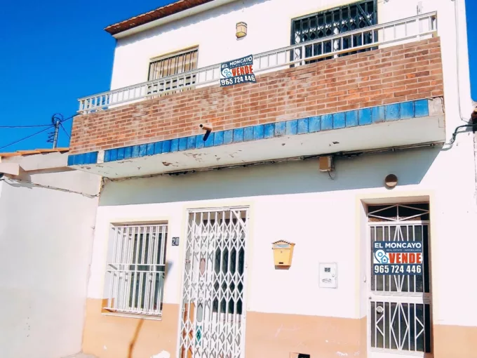 El moncayo properties offers this fantastic ground floor house for sale in the heart of Benijofar.. . This house has 173m2 ready to create the home of your dreams. On the ground floor it has a toilet
