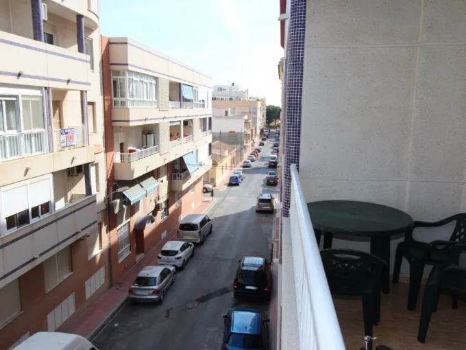 El moncayo properties offers this fantastic semi-new apartment for sale located 1km from the beaches of Guardamar del Segura.The house has 83m2 distributed in:- Two bedrooms