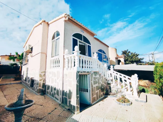 El Moncayo Properties offers this fantastic independent villa for sale located in one of the best areas of the La Marina urbanization.. . The house has 60m2 according to cadastre distributed in:. - Two large bedrooms with fitted wardrobes