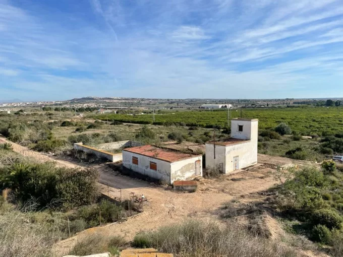 El Moncayo Properties offers this rustic property for sale located in the rural area of "Lo Garrofero"