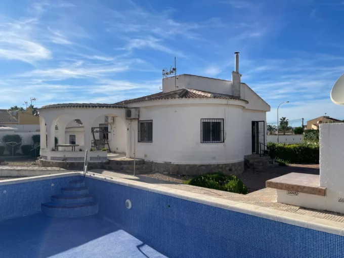El Moncayo Properties offers this fantastic independent villa for sale in the La Siesta Urbanization