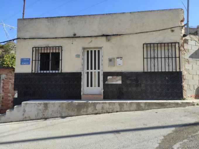 El Moncayo Properties puts this ground floor house for sale in the heart of Rojales.It is a cave house that is sold as a plot to build one or two floors if desired. It is approximately 74m2