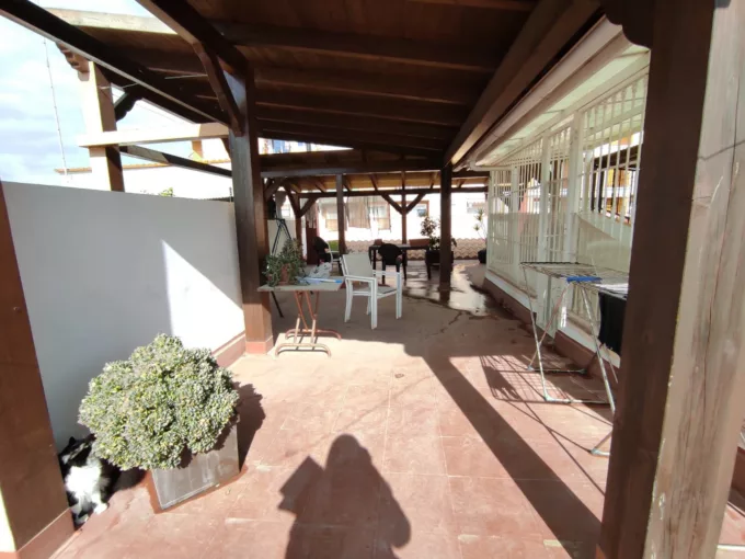 El Moncayo Properties offers this fantastic three-story townhouse for sale in Los Palacios