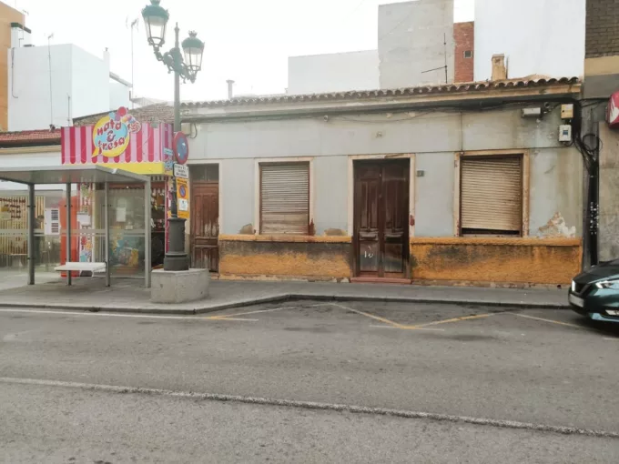 El Moncayo Properties offers this ground floor house for sale located on a 243m2 plot in the center of Guardamar suitable for a reconstruction or comprehensive reform project. Located in the center of the town