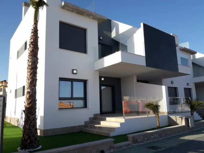 New build bungalow in Pilar de la Horadada - Costa Blanca South. Excellent location just one kilometer from the beach and close to amenities of the area. Property of 64 m2 with landscaped plot of 38 m2. Inside