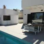 Fantastic independent villa with a large solarium of 100 m2 in Polop de La Marina.House of 100 m2 and private plot of 400 m2. Inside