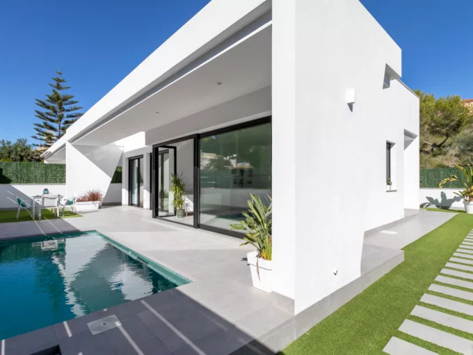 Modern independent villas on one floor with private pool and solarium