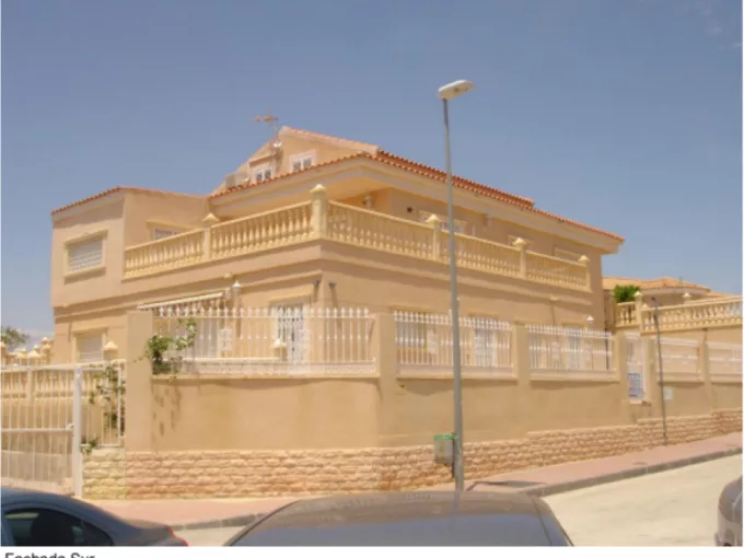 Three-storey house with 450 m² built and 1481m2 plot with different terraces