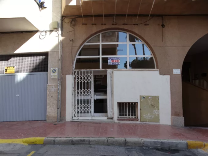 Fantastic commercial premises of more than 170 m2 distributed 120 on one floor and 54 basement in downtown area of Guardamar del Segura.