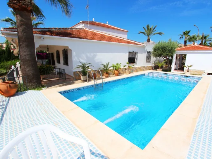 Villa of 170 m2 with private pool and large plot of 962 m2 in Ciudad Quesada - Costa Blanca South. The property has a big porch facing East and one of the 4 bedrooms has terrace. It also has 3 bathrooms