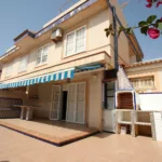 Fantastic bungalow with 4 rooms located 85 meters from the beautiful beach of Guardamar del Segura. The property has independent kitchen with gallery