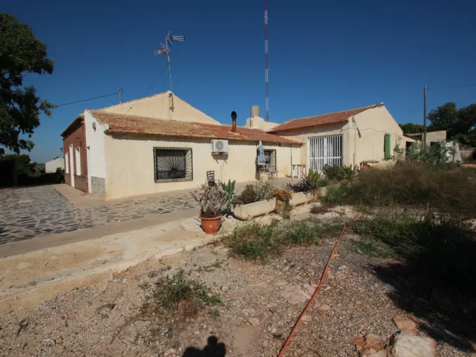 260m2 country house located on a 5200m2 private plot for sale in the Guardamar del Segura Field. This house has 3 bedrooms