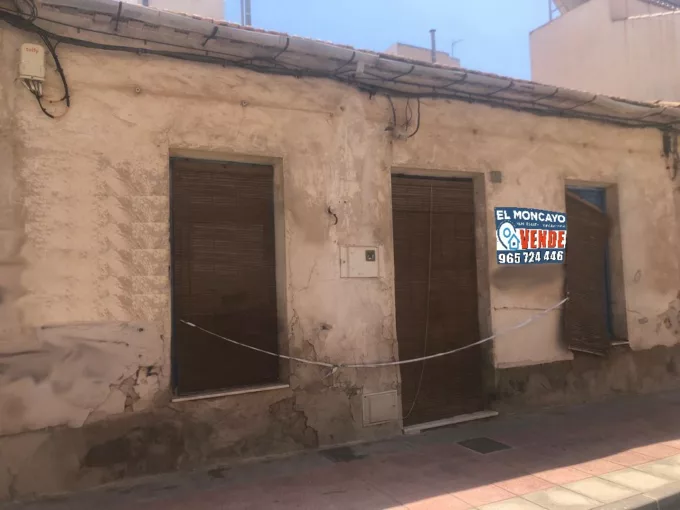 House on the ground floor to reform in the center of Guardamar del Segura.The property has 130 m2 and 310m2 plot. It has a spacious living room