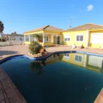 Formidable independent villa in urbanization La Marina.Large property with 930 meters of private plot with pool