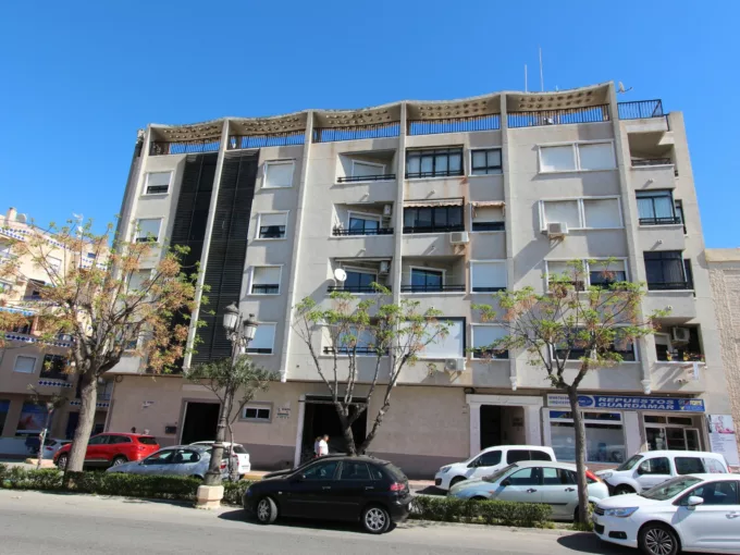 2 bedroom apartment for sale in Guardamar del Segura - Costa Blanca South.This 75m2 house consists of 2 bedrooms