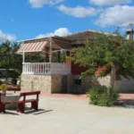This fantastic country house is located just a few minutes from the fantastic beach of Guardamar del Segura.It has a plot of 12000m2 among which we can find: the house with 70 m2 with 3 bedrooms