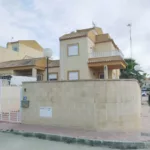 El Moncayo Properties offers this fantastic semi-detached for sale located in the Ciudad Quesada urbanization.. The house has a large plot and a house of 165m2 built distributed over three floors:. First floor:. - Large partially furnished living room