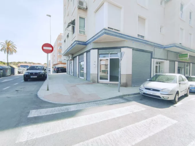 El Moncayo Properties offers this fantastic commercial premises for sale in the center of the town of La Marina.. The premises have 276m2 according to cadastre.. It is divided into two premises