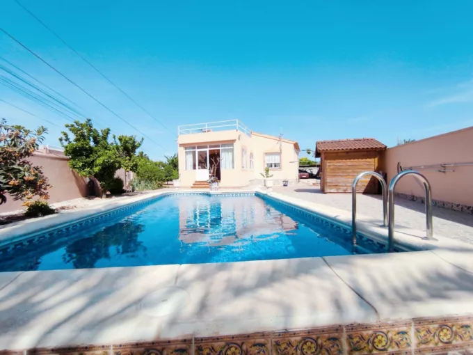 El Moncayo Properties offers this wonderful independent villa for sale in the La Siesta urbanization