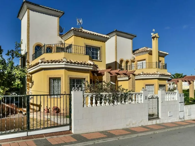 El Moncayo Properties offers this fantastic independent villa for sale in the Lo Crispín Urbanization