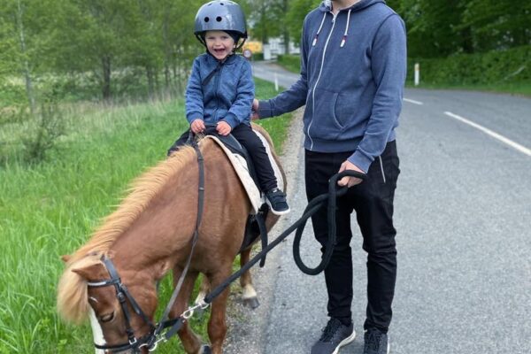 Far og barn hos ponyridning