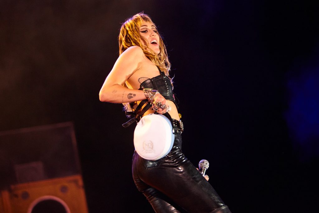 Miley Cyrus, Tinderbox, TB19, TB19g, Rød Scen