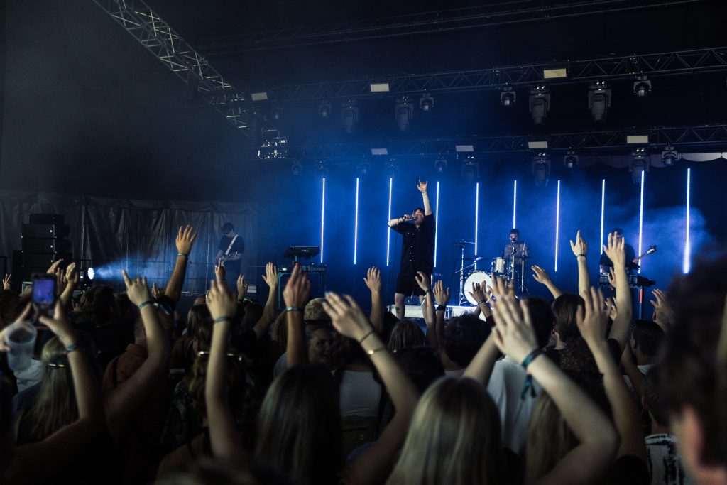 Statisk, Tinderbox på teltscenen. Foto fra publikum med hænder i vejret og Statisk på scenen.