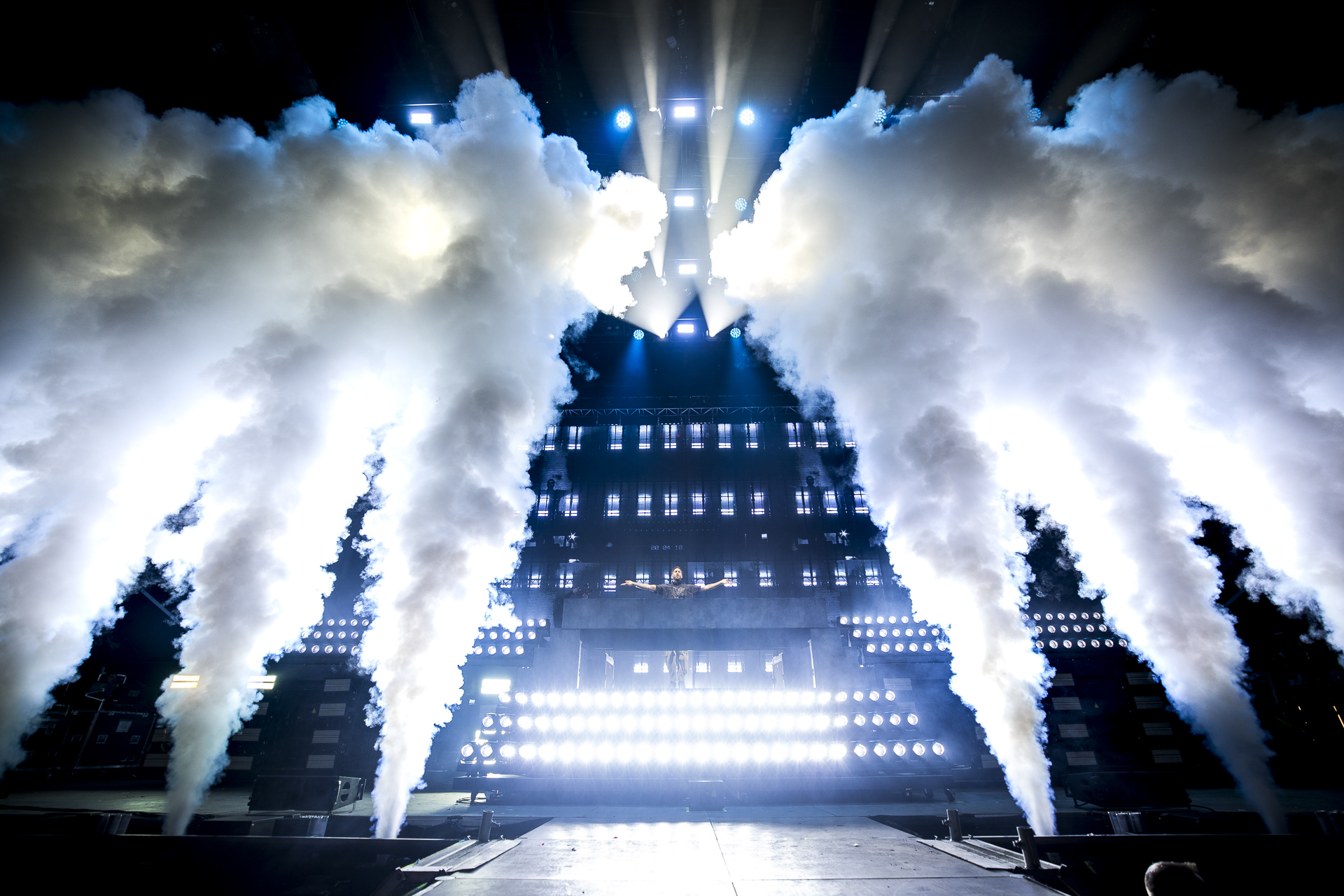 Calvin Harris forvandlede Jelling til et gigantisk rave under ...