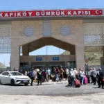 Bi hezaran welatiyên Kurd û Îranî ji ser deriyê Wanê ji şer reviyan