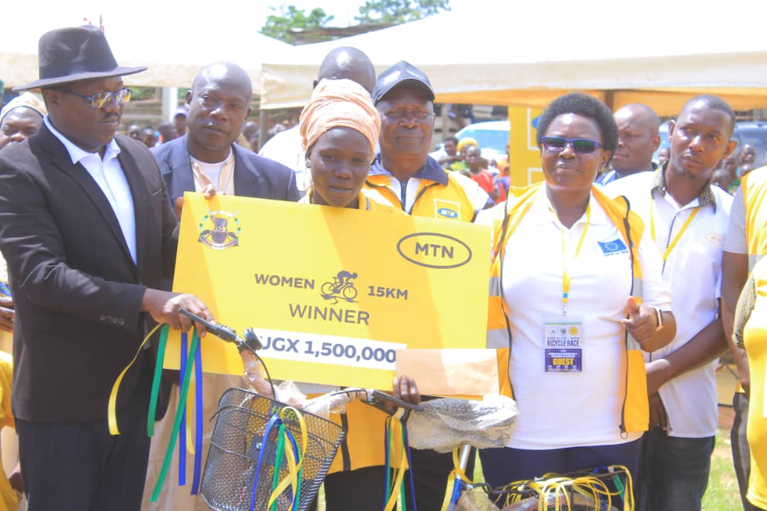 His Royal Majesty Philip Olarker Rauni III  handing over the prize to the female winner of the 15 km women bicycle race at Bar Okoro