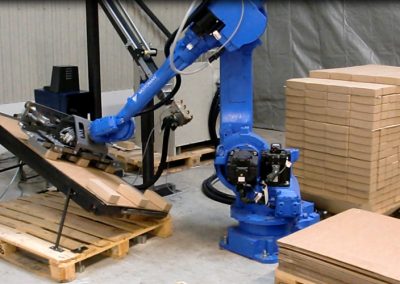 KR – Automated gluing and assembly system for corrugated pallets, adaptable to various sizes without manual reconfiguration