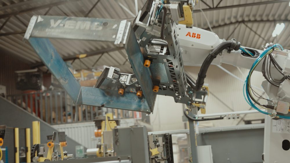 robot-pallet Automation Solutions with a Pallet collar builder Machine