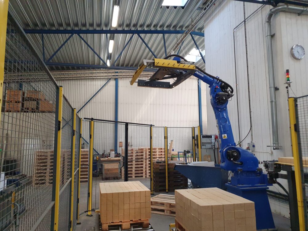 BLOCK FEEDING Blue Block Feeding Machine från Yaskawa working in factory