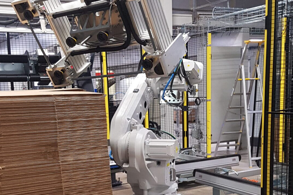 robot-erektor-maskin-1000px White Robotic Erector Machine in factory