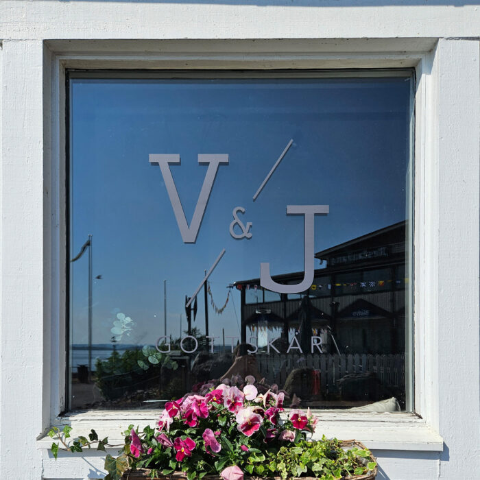 Fönsterdekor utskuren hos restaurang Våfflan & Järnet.