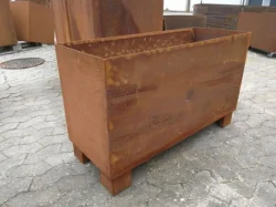 Plantekasse i cortenstål, med ben, 800 x 600 x 500+100 (ben) mm