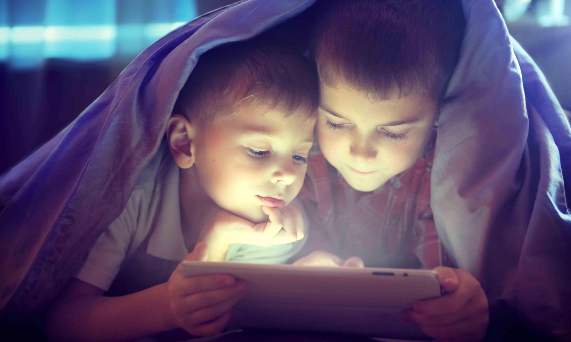 ¿A qué edad debo permitir a mi hijo jugar con la tablet o tener móvil?