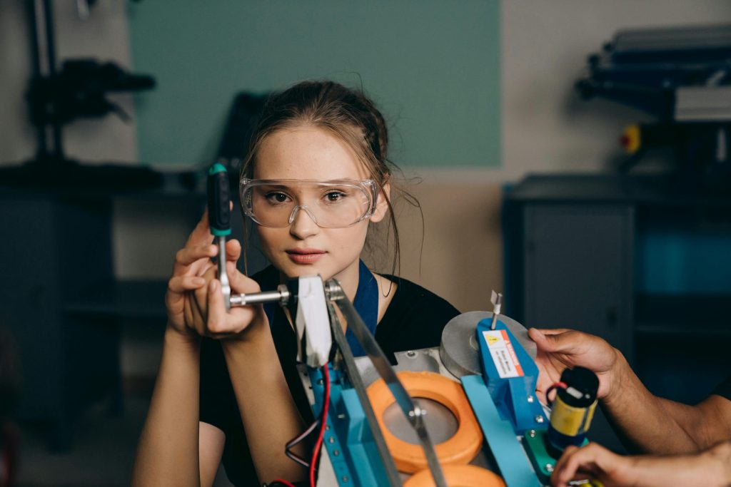 Proyecto '+STEM para Ellas: Rompiendo barreras, construyendo futuro'