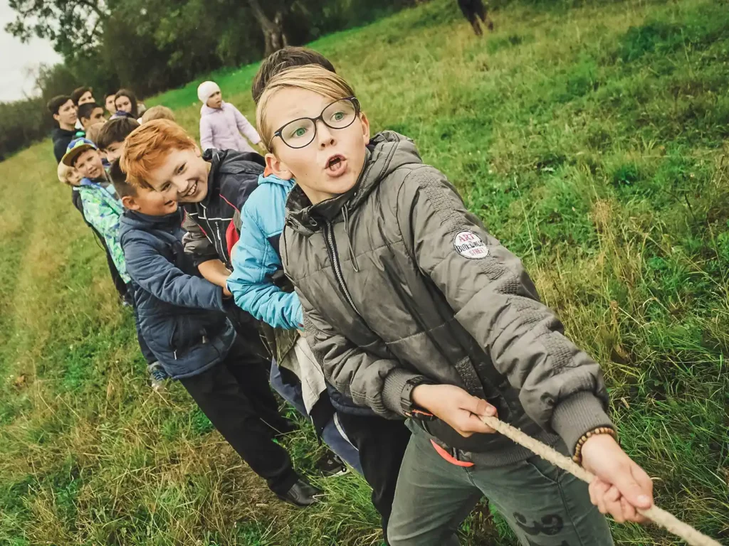 Barn i dragkamp, kanske en klassresa. Genom försäljning av rabattkuponger kan klassen tjäna pengar till roliga klassresor.