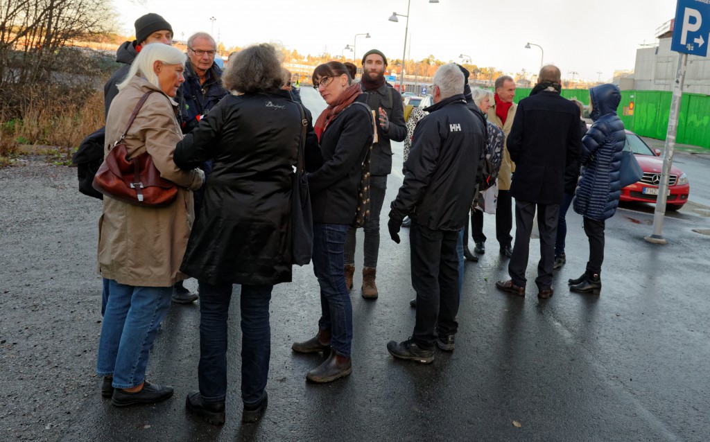 Samling på Evenemangsgatan. Det ser ut att bli mycket folk