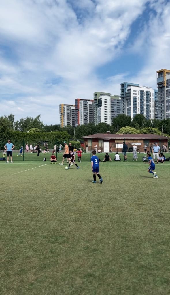 Pojkfotboll på Råstasjöns IP med minigolfen i bakgrund