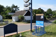 Vorderseite der Ladestation am Eiscafe Lange in Wieck