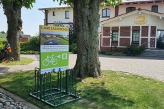 Vorderseite der Ladestation am Golfpark-Strelasund