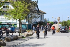 Blick von der Ladestation am Sommerkino Wustrow zur Seebrücke